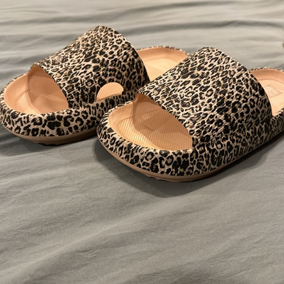 Leopard Print Pillow Sandals - Picture 2 of 3
